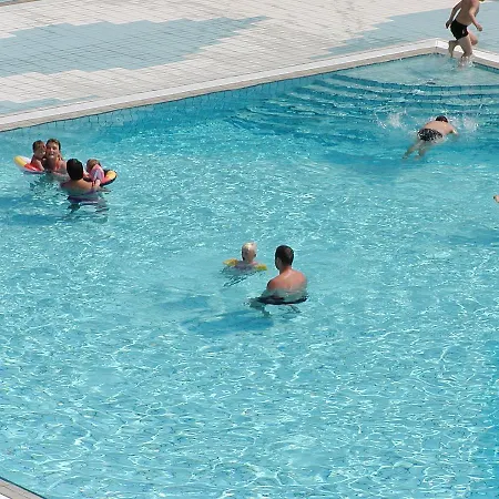 Apartment Valbella Con Piscina *