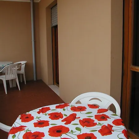Apartment Valbella Con Piscina