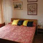 Apartment Valbella Con Piscina