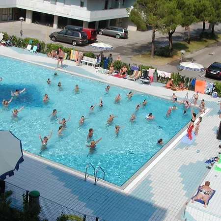 Valbella Con Piscina Apartman