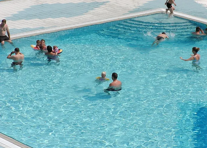 Apartment Valbella Con Piscina *